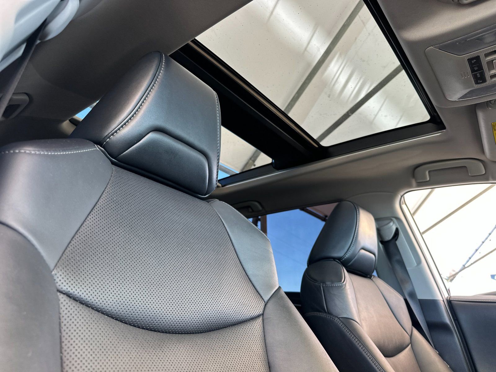 Used 2021 Toyota RAV4 Limited image 17