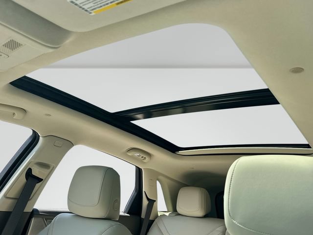 New 2026 Cadillac XT5 Premium Luxury w/ LPO, Floor Liner Package AWD/4WD image 9