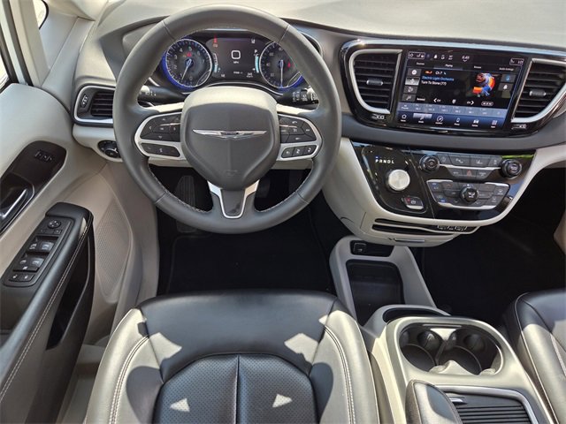 Certified 2023 Chrysler Pacifica Touring-L image 17