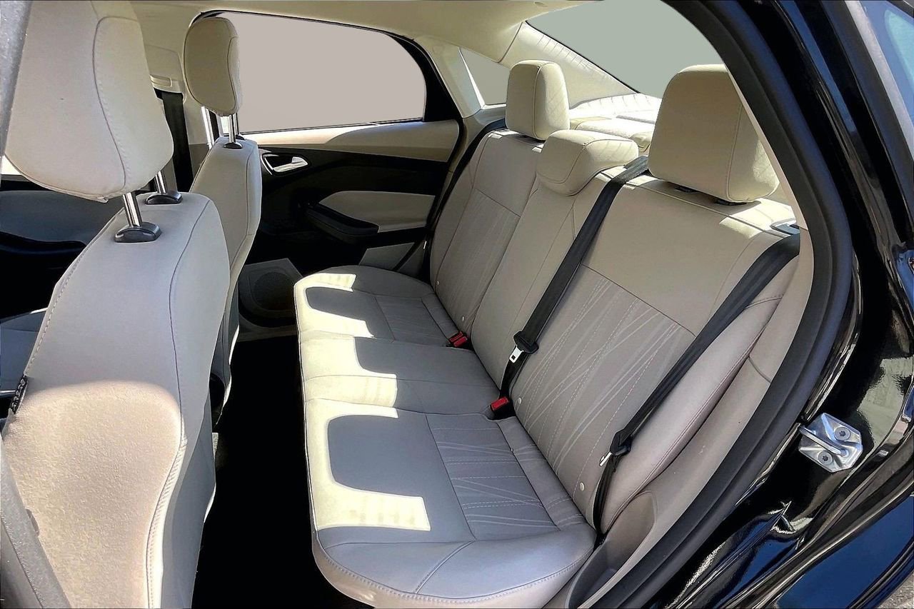 Used 2018 Ford Focus SE w/ SE Appearance Package image 21