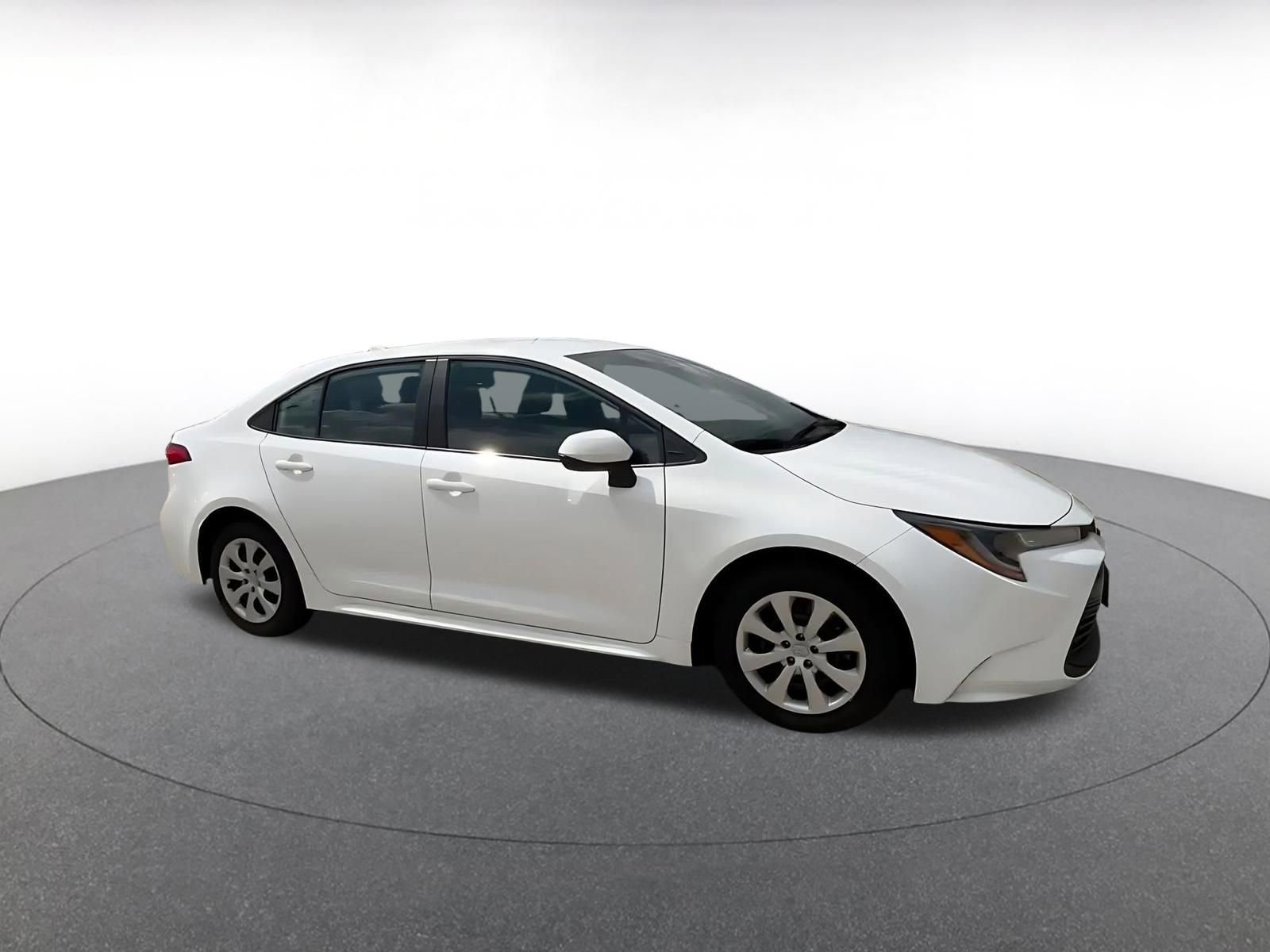 Used 2025 Toyota Corolla LE image 2