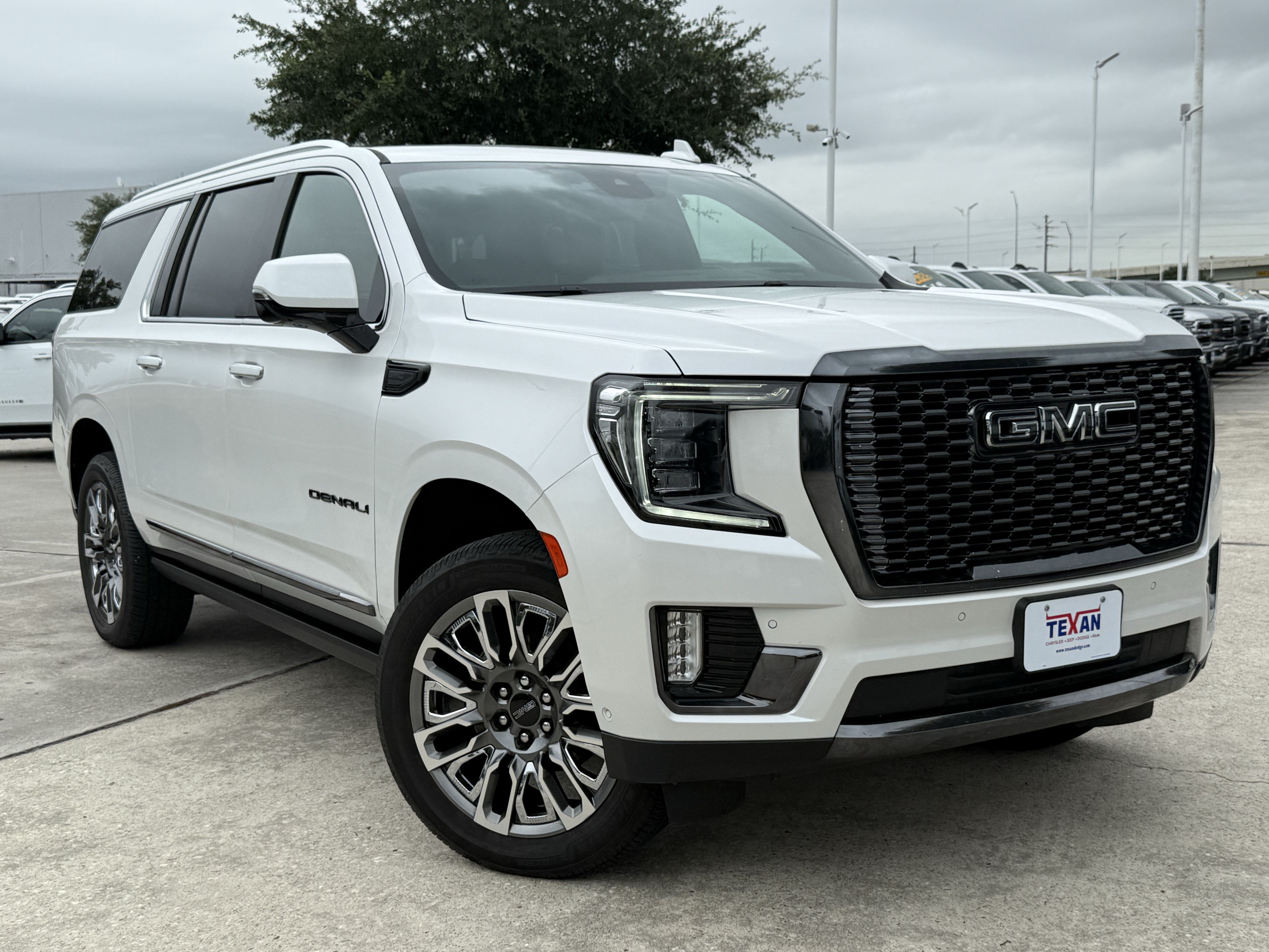 Used 2023 GMC Yukon XL Denali Ultimate AWD/4WD image 2