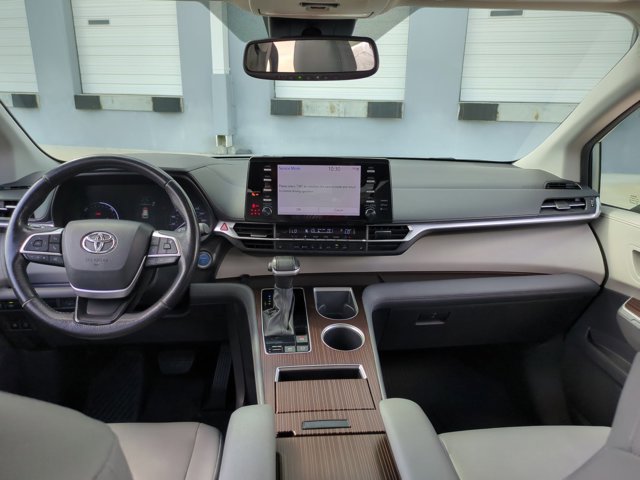 Used 2024 Toyota Sienna XLE FWD image 17