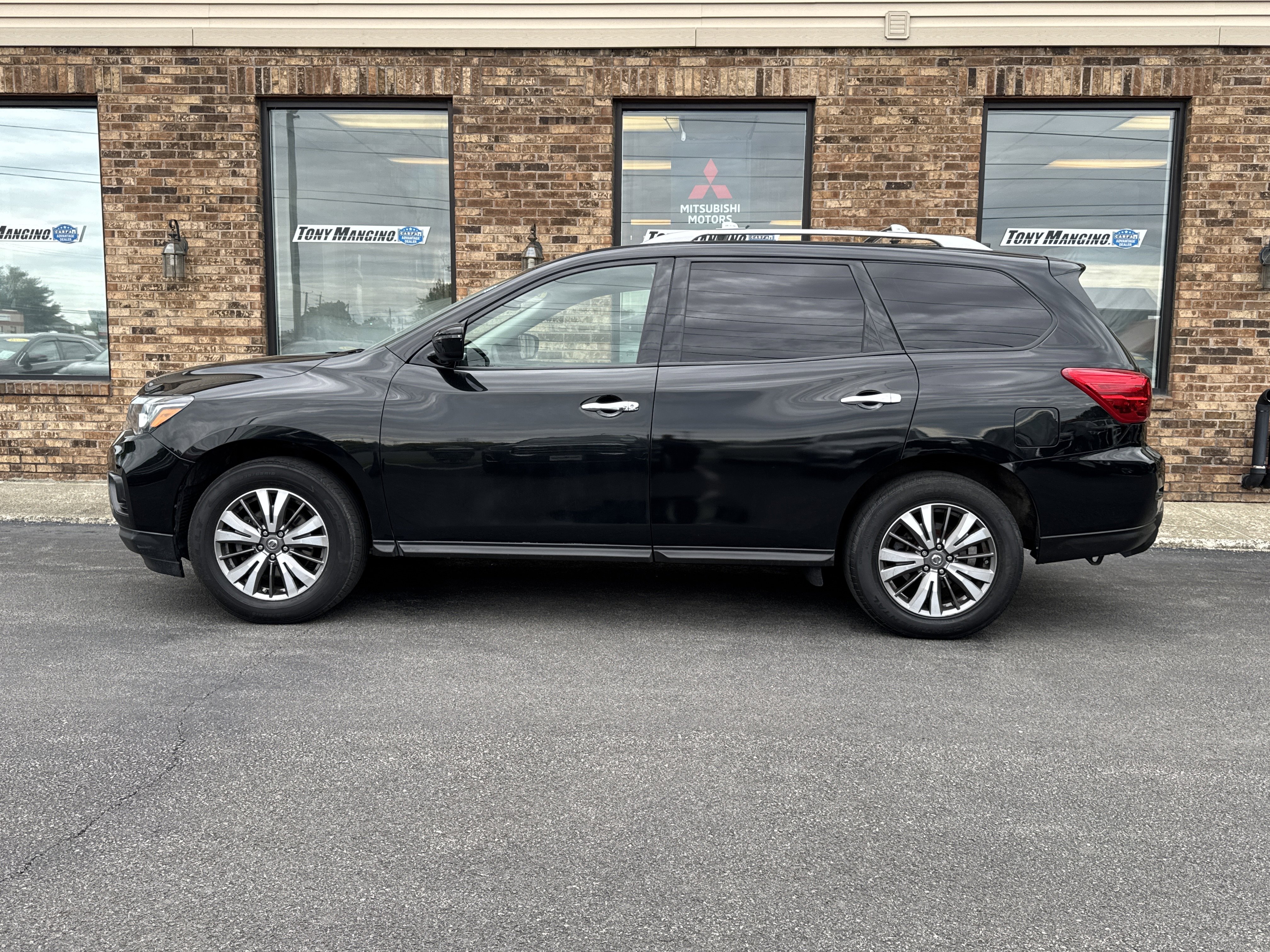 Used 2019 Nissan Pathfinder SV w/ Cargo Package AWD/4WD image 2