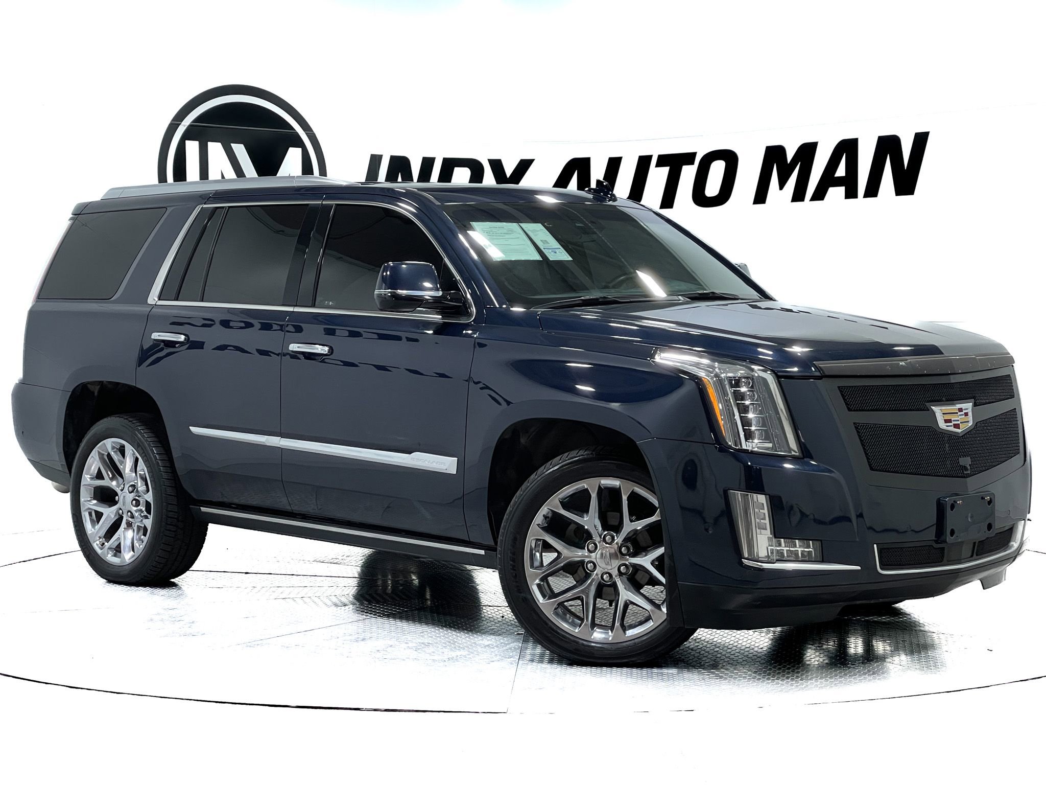 Used 2018 Cadillac Escalade Platinum AWD/4WD image 2