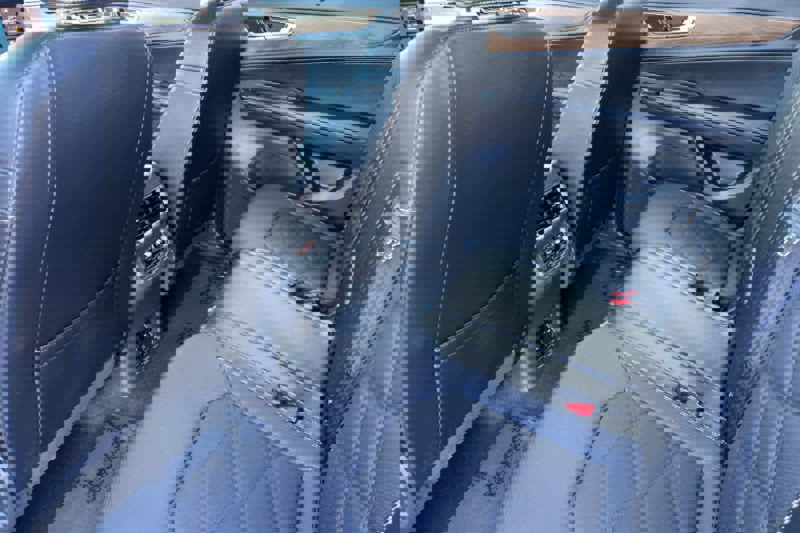 Used 2024 Volkswagen Atlas SE image 4