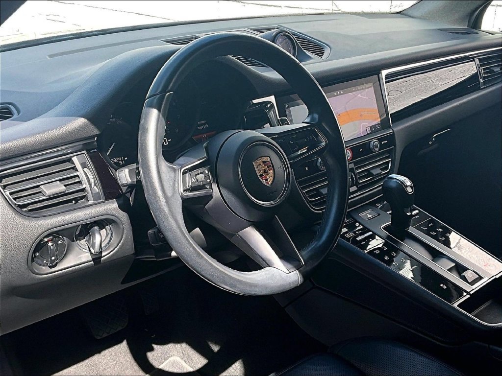 Certified 2023 Porsche Macan AWD/4WD image 4