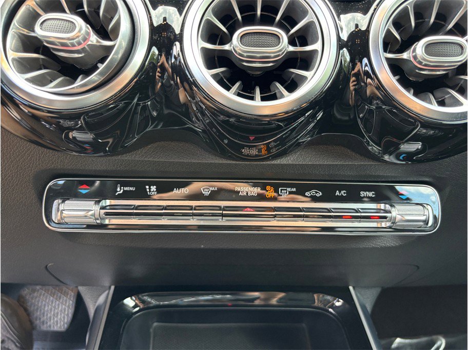 Used 2020 Mercedes-Benz GLB 250 4MATIC w/ Premium Package image 29
