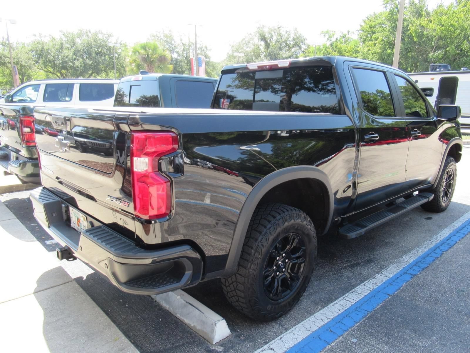 Used 2023 Chevrolet Silverado 1500 ZR2 w/ Technology Package AWD/4WD image 4