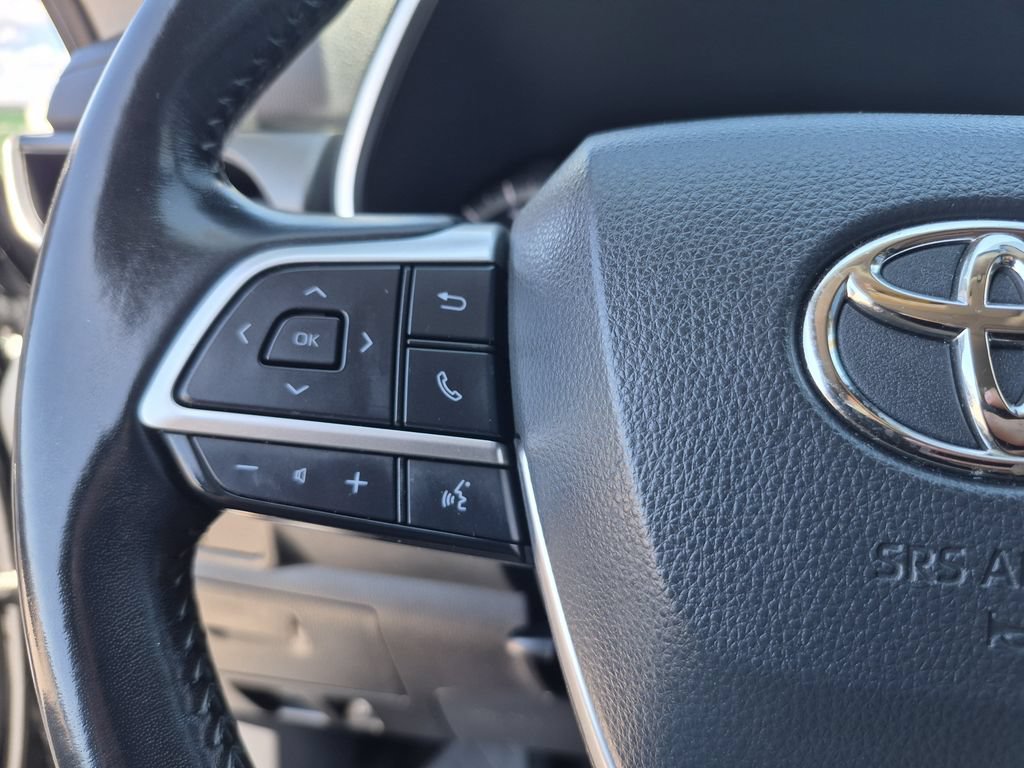 Used 2022 Toyota Highlander XLE AWD/4WD image 19