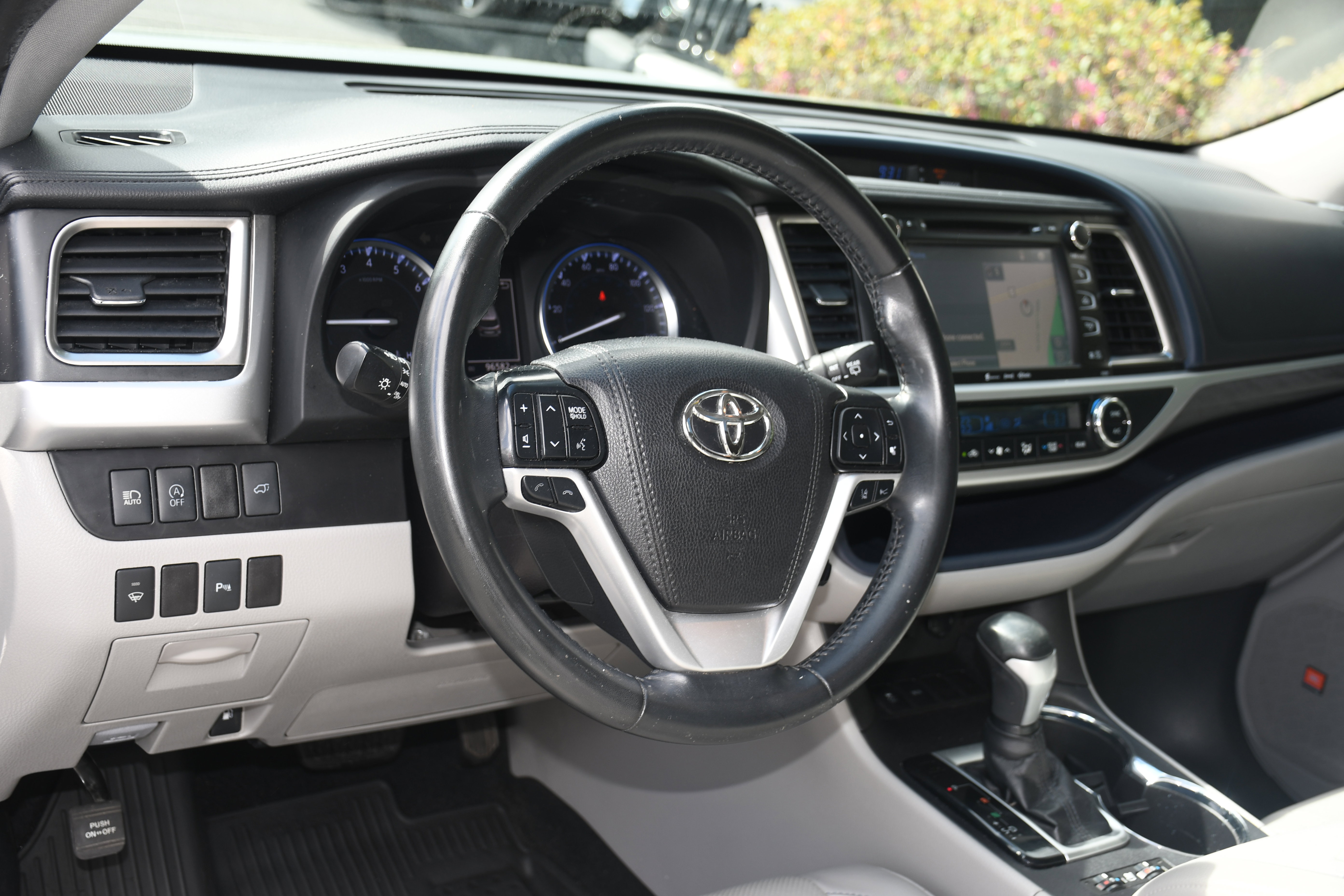 Used 2019 Toyota Highlander Limited FWD image 9