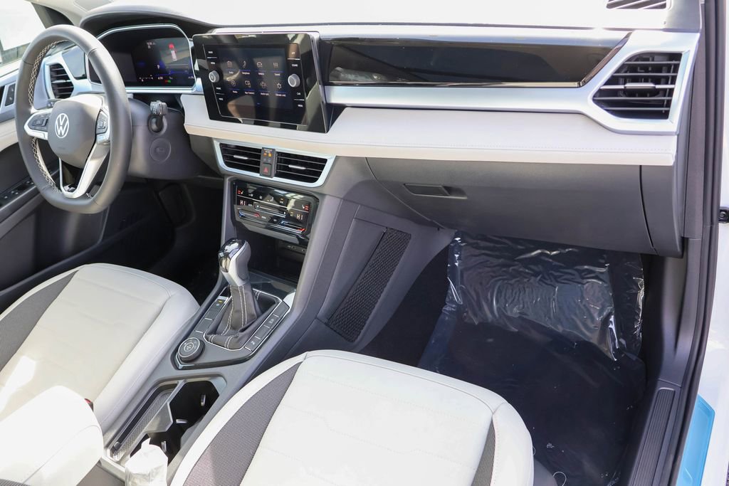 New 2025 Volkswagen Taos SE image 41