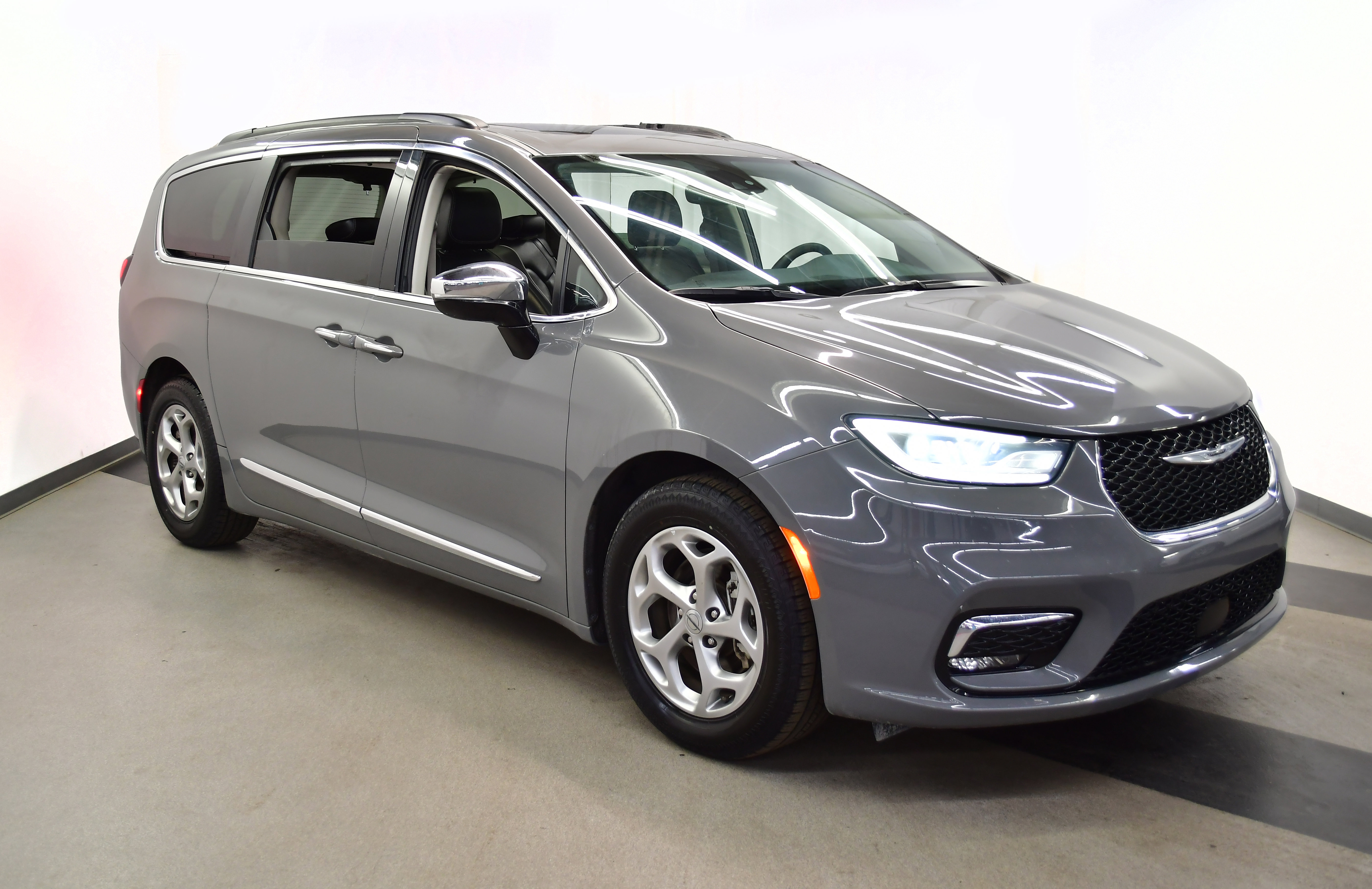 Used 2023 Chrysler Pacifica Limited FWD image 2