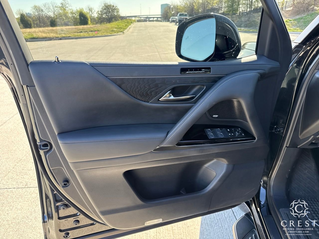 Used 2025 Lexus LX 600 4WD w/ Luxury Package image 9