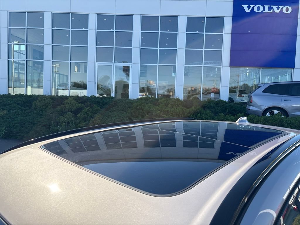 Certified 2025 Volvo XC60 T8 Ultra AWD/4WD image 10