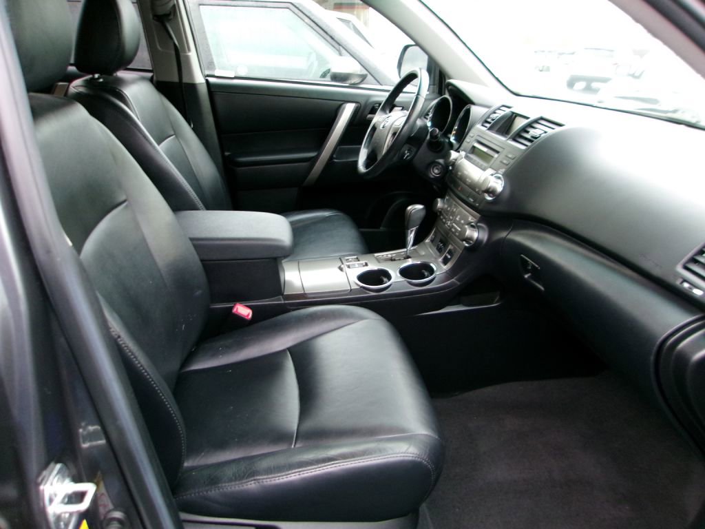 Used 2010 Toyota Highlander SE image 16
