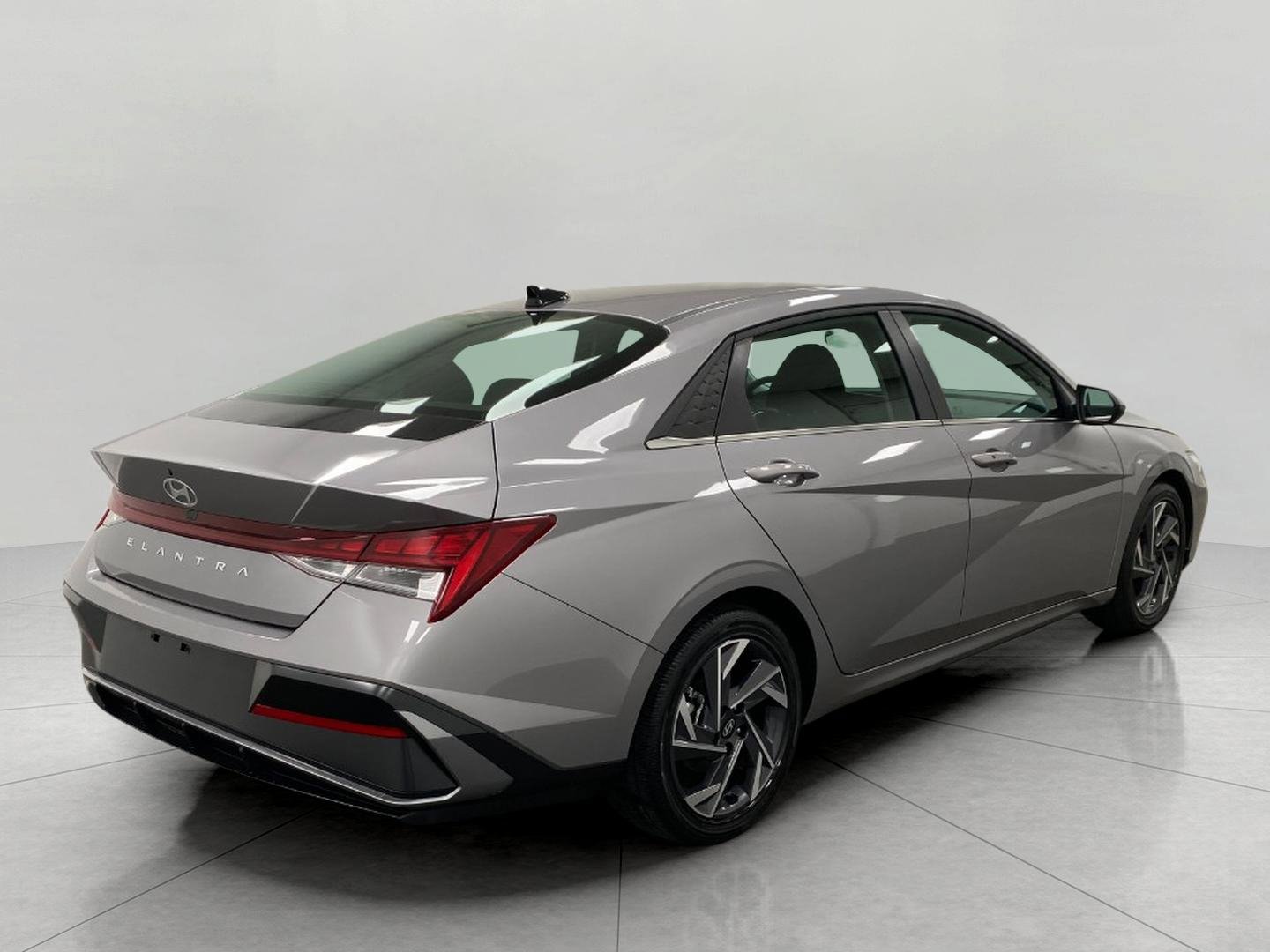 Used 2025 Hyundai Elantra SEL image 3