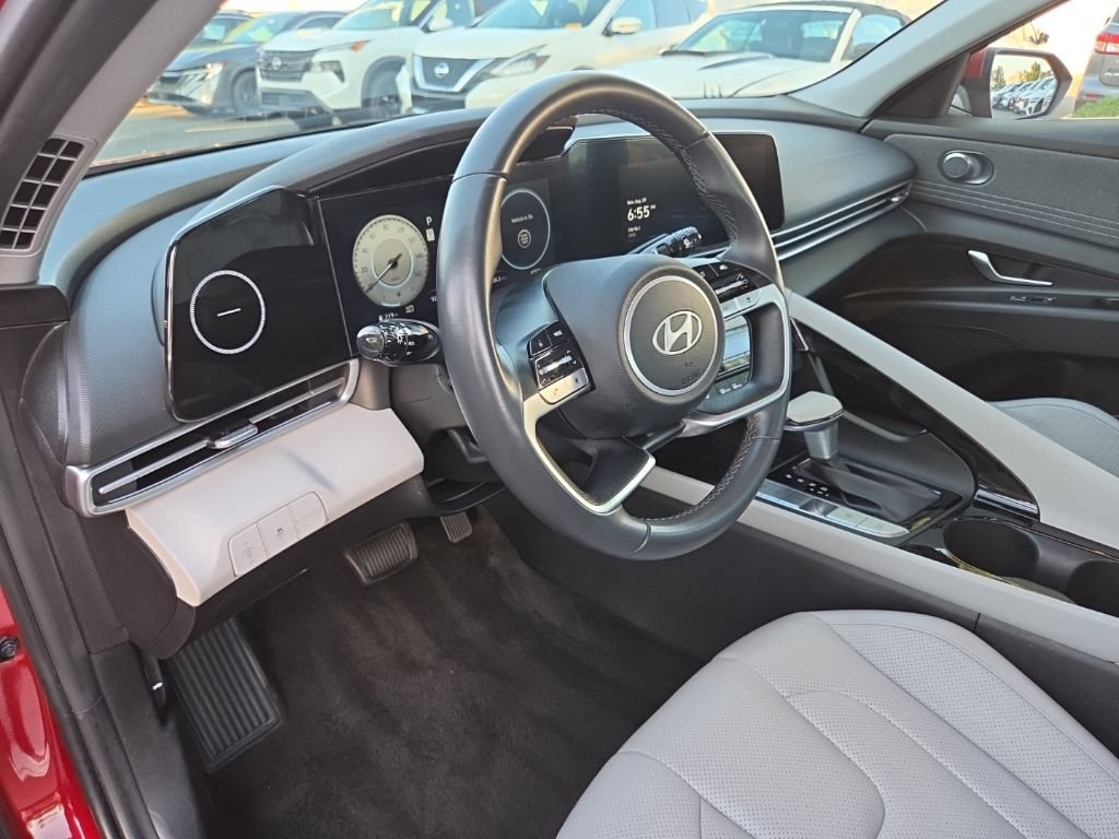 Used 2025 Hyundai Elantra Limited FWD image 17