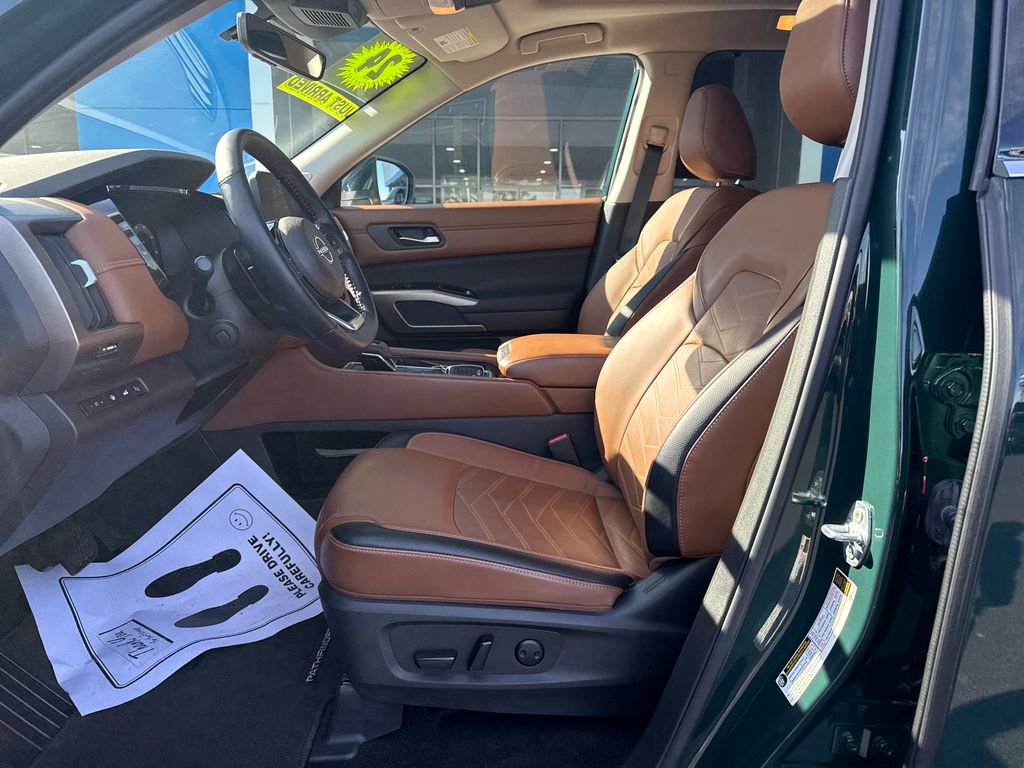 Used 2024 Nissan Pathfinder Platinum w/ Black Appearance Package image 11