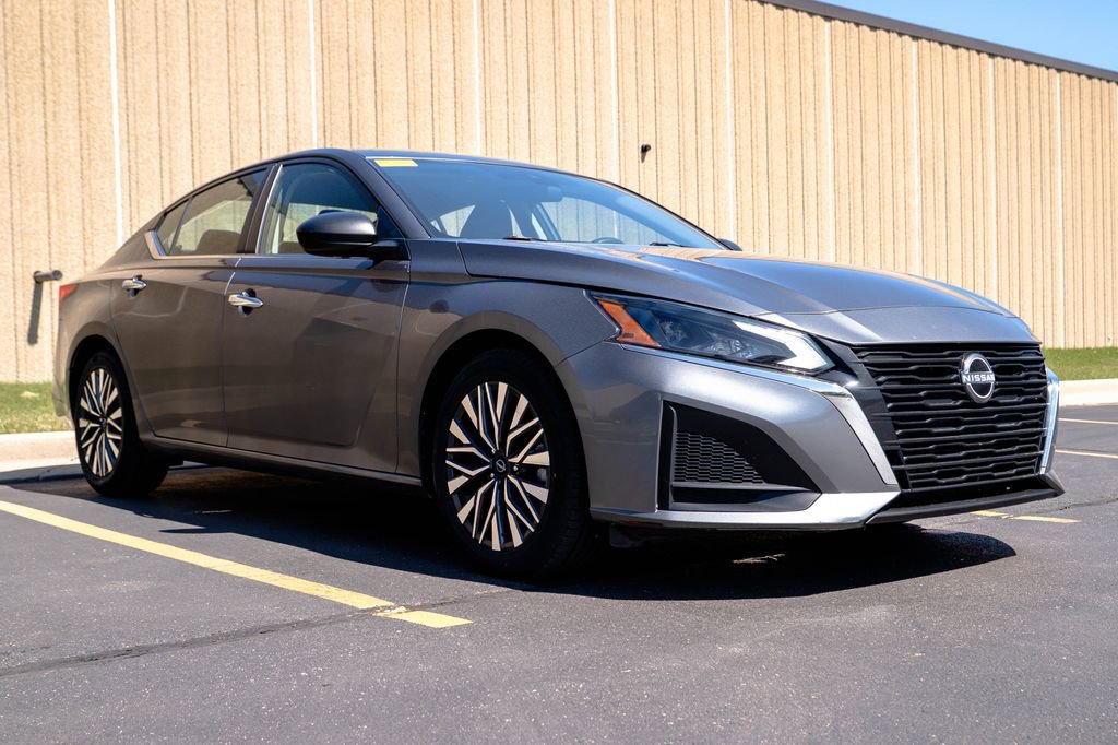 Used 2024 Nissan Altima 2.5 SV FWD image 2