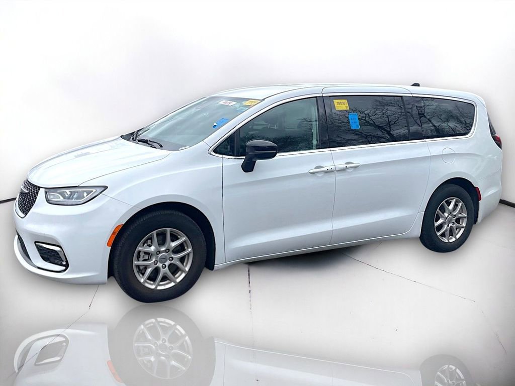 Used 2024 Chrysler Pacifica Touring-L FWD image 2
