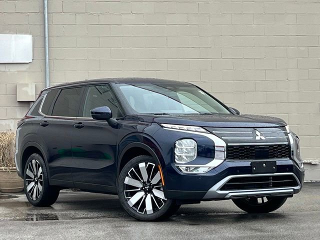 Used 2025 Mitsubishi Outlander SE image 1