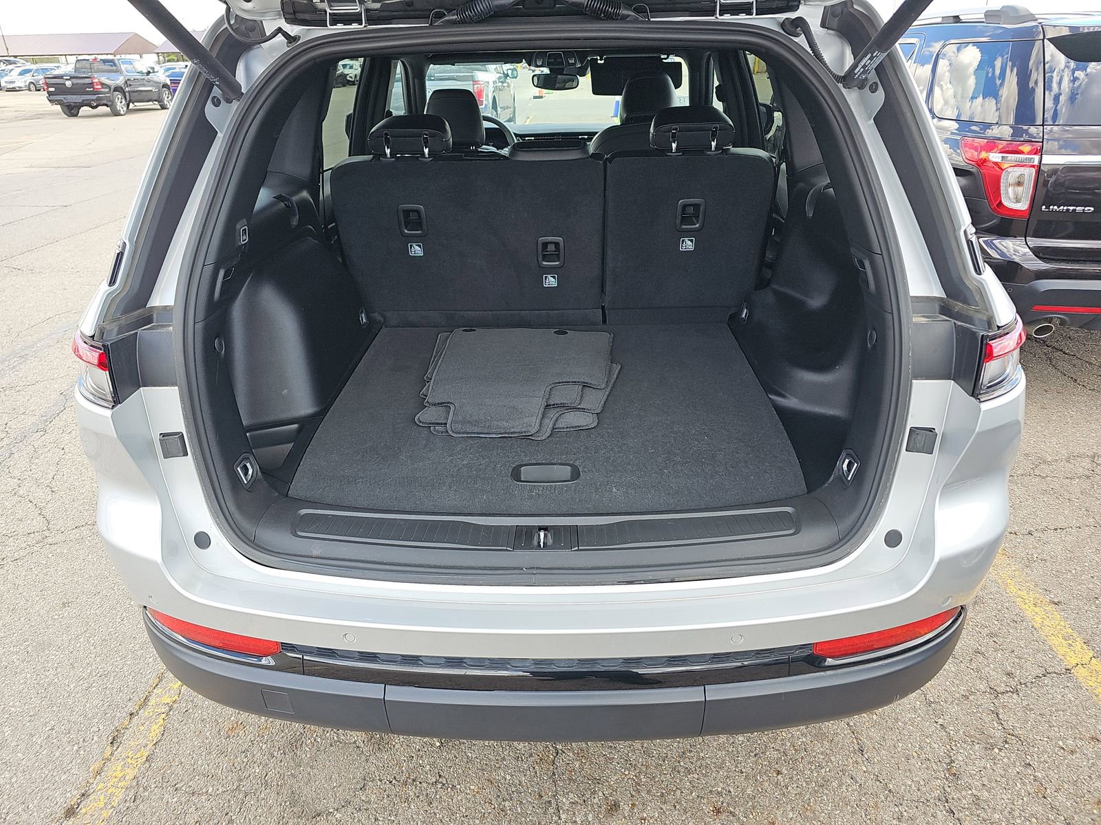 Used 2024 Jeep Grand Cherokee Altitude image 17