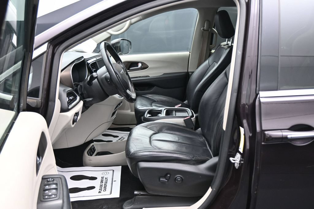 Used 2018 Chrysler Pacifica Touring-L FWD image 9