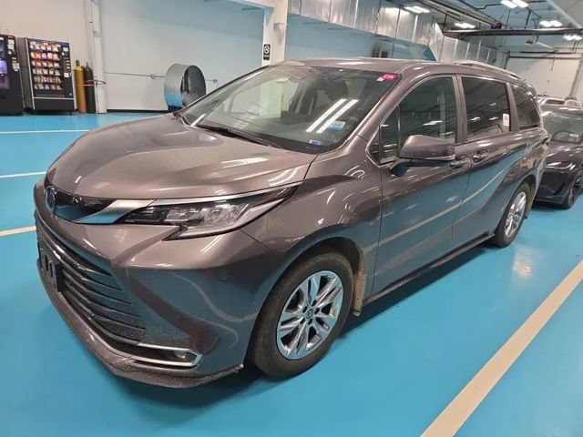 Used 2023 Toyota Sienna Limited AWD/4WD image 5
