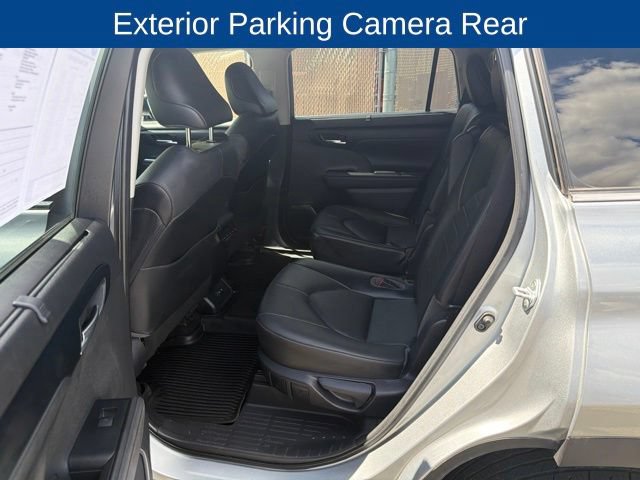 Used 2021 Toyota Highlander XLE AWD/4WD image 9
