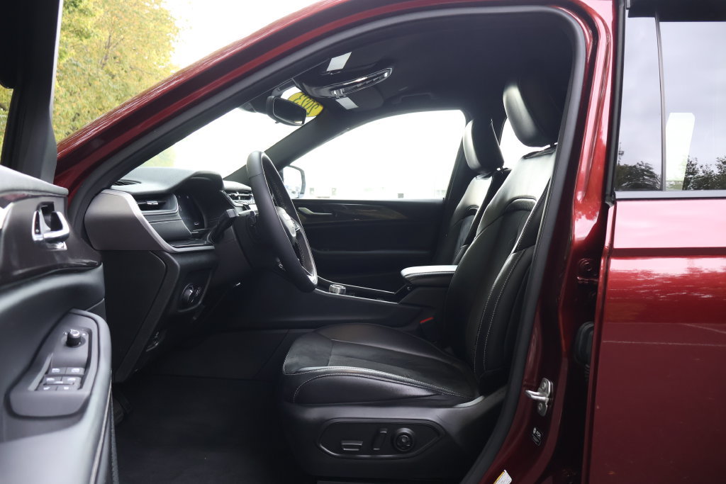 Used 2023 Jeep Grand Cherokee L Laredo AWD/4WD image 34