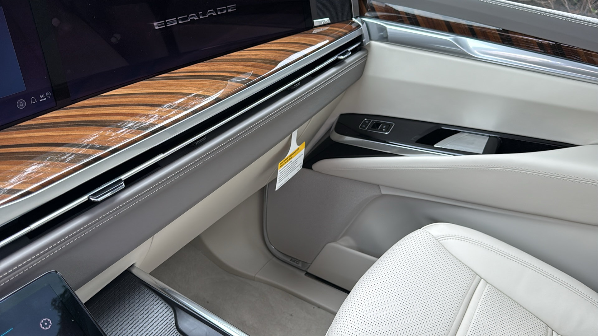 New 2026 Cadillac Escalade Platinum Sport w/ LPO, Floor Liner Package AWD/4WD image 25