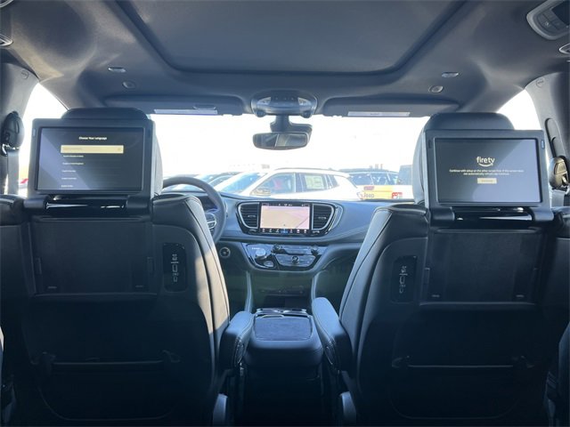 New 2026 Chrysler Pacifica Limited w/ Uconnect Theater Family Group image 39