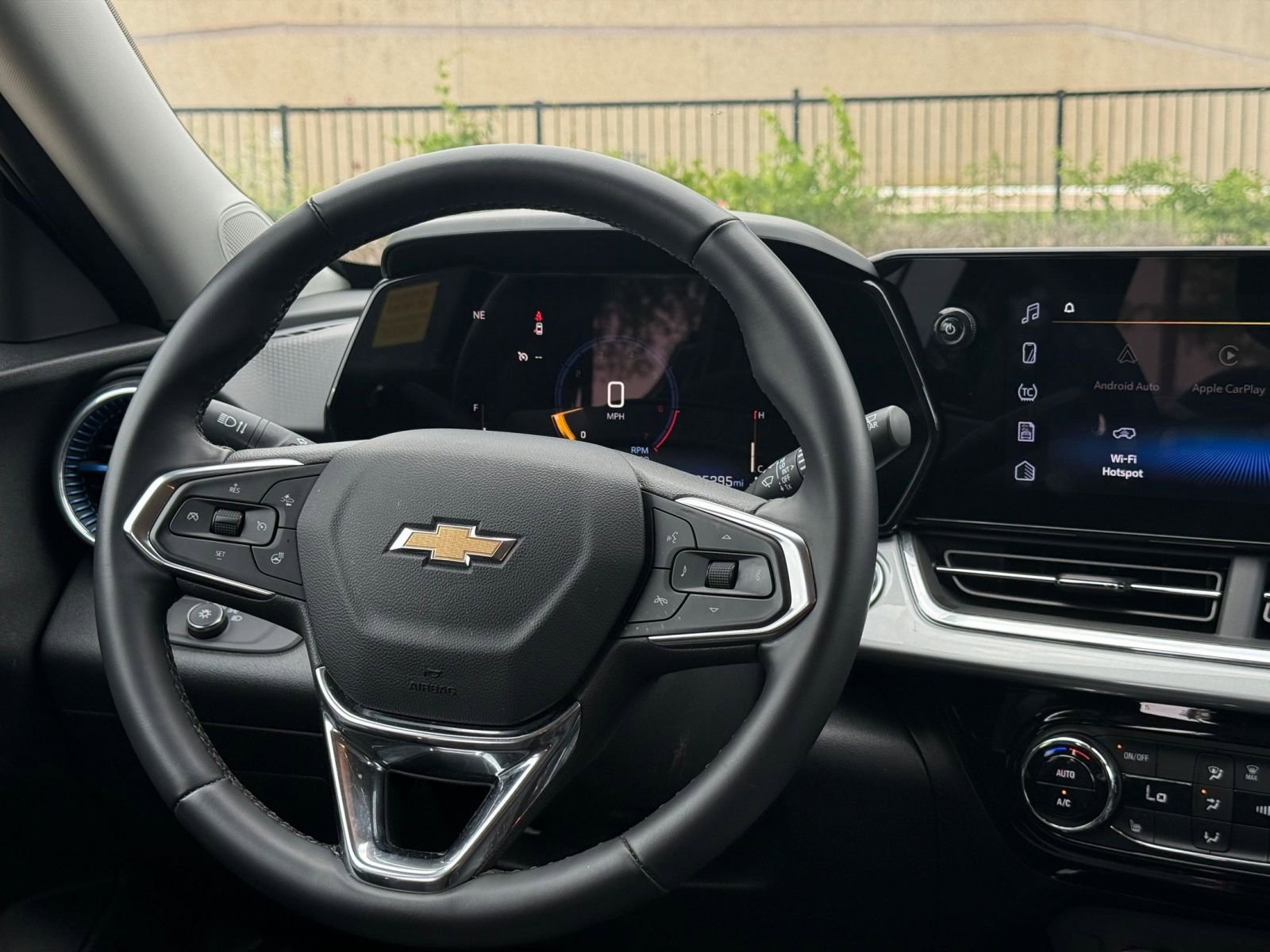 Used 2025 Chevrolet Trax LT w/ LT Convenience Package FWD image 35