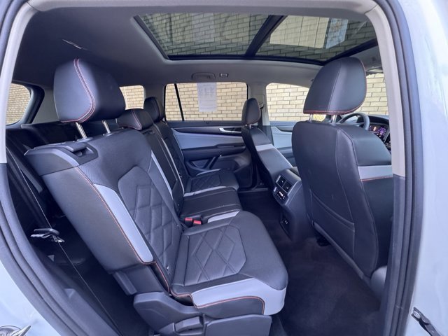 Used 2024 Volkswagen Atlas Peak Edition SE image 7