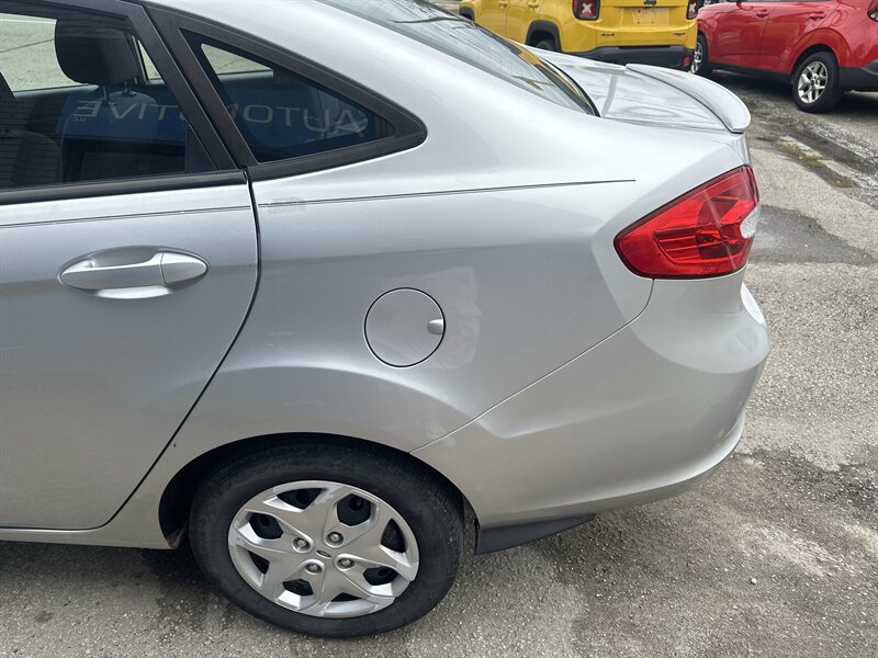Used 2013 Ford Fiesta SE w/ Super Fuel Economy Pkg FWD image 24