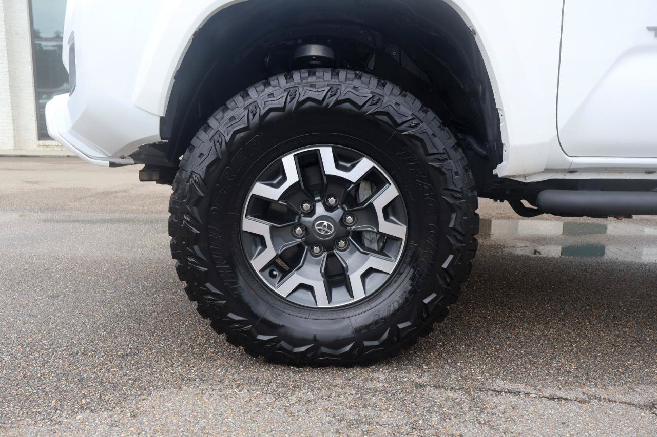 Used 2017 Toyota Tacoma TRD Sport w/ Tow Package (A/T) AWD/4WD image 14