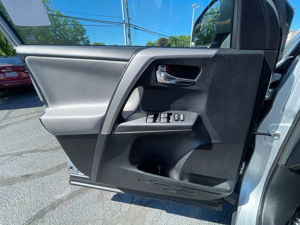 Used 2016 Toyota RAV4 XLE AWD/4WD image 9