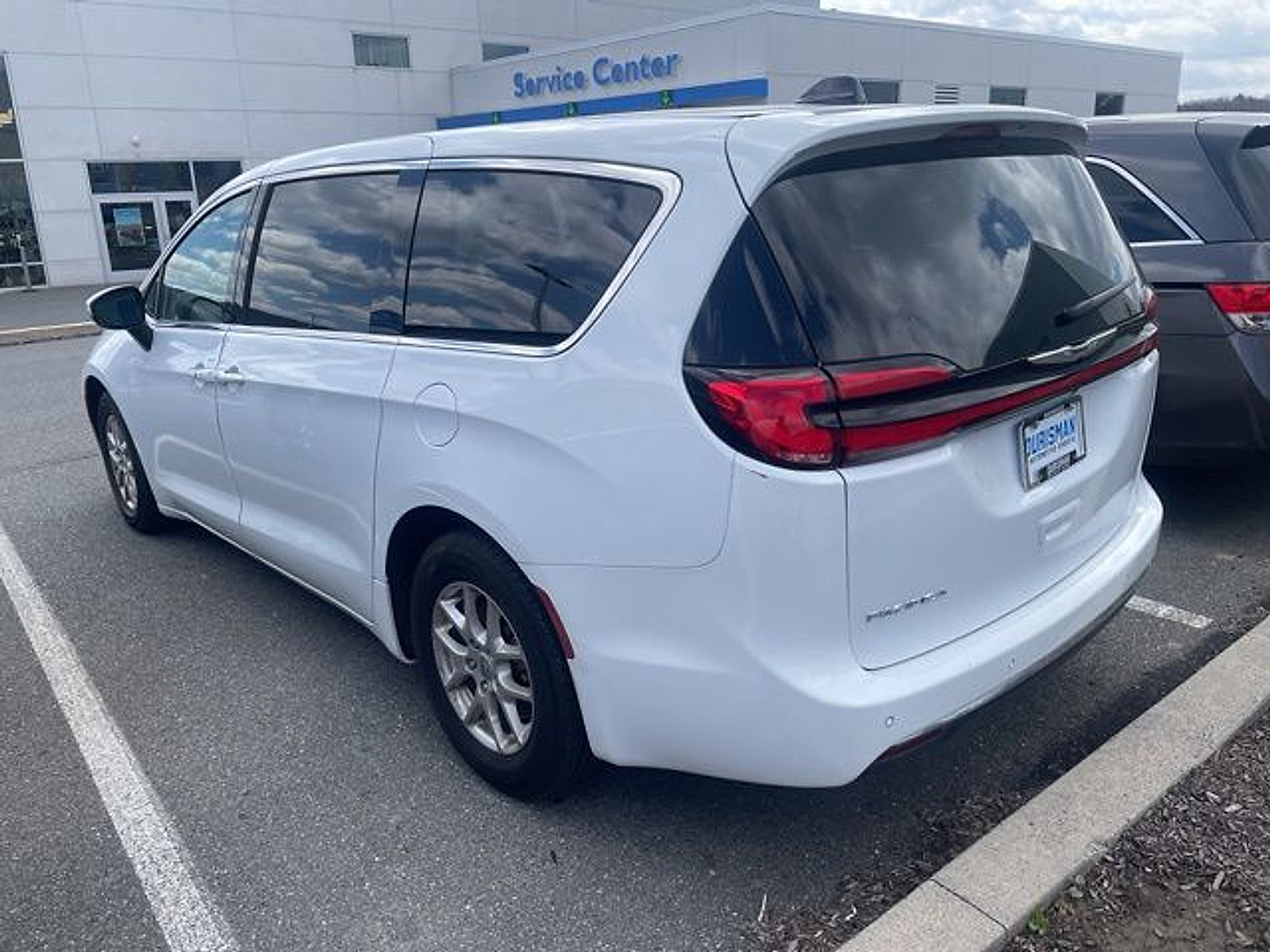 Used 2023 Chrysler Pacifica Touring-L image 7