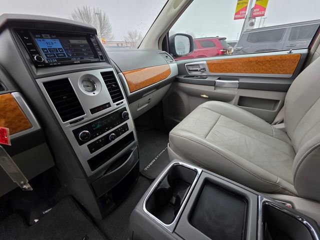 Used 2010 Chrysler Town & Country Limited w/ Trailer Tow Group image 23