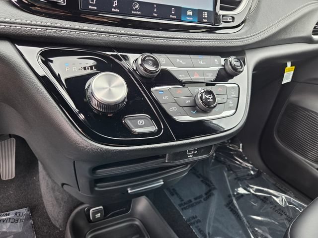 New 2027 Chrysler Pacifica Select w/ Family Tech Group FWD image 23