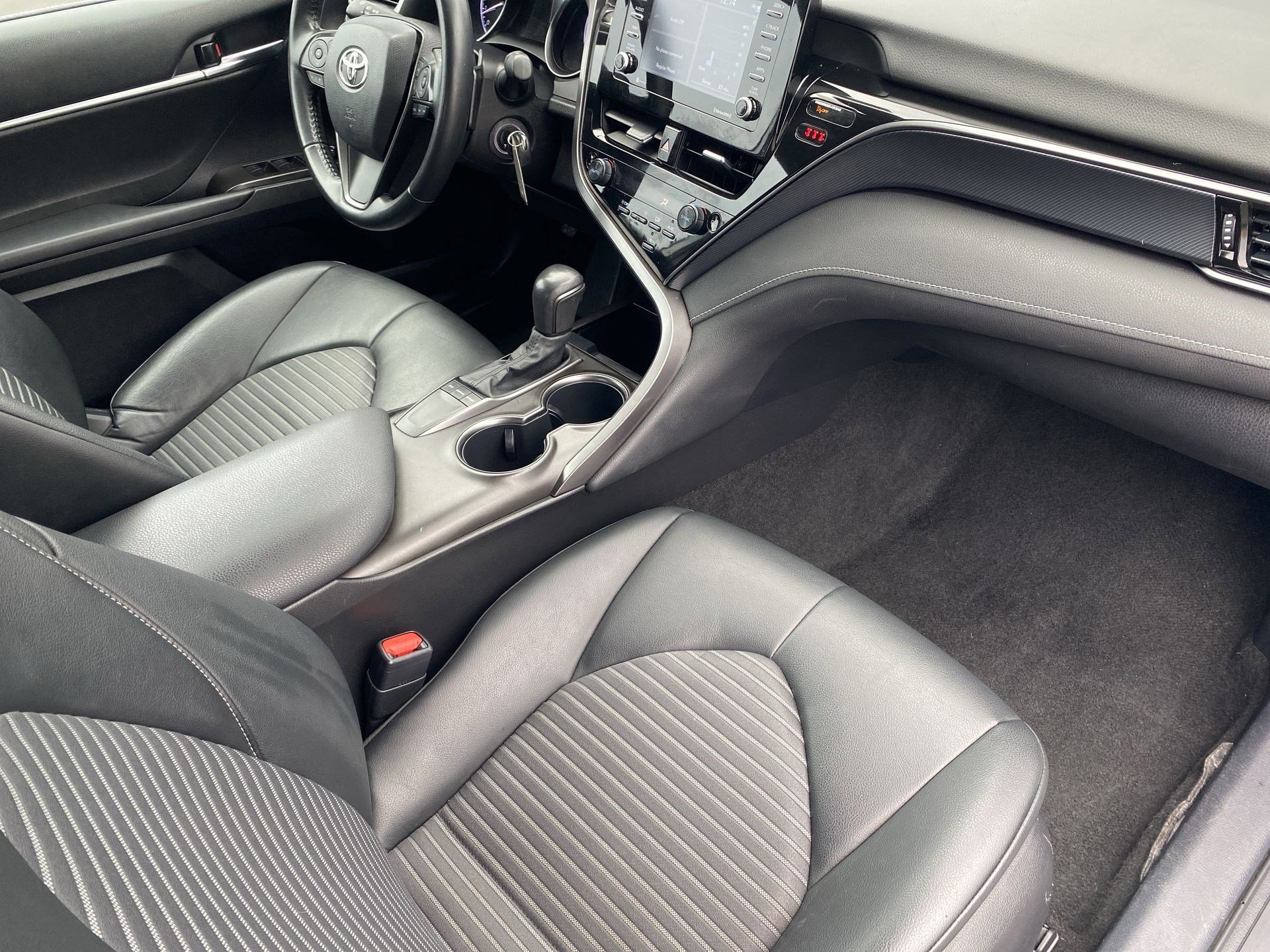 Used 2022 Toyota Camry SE image 29