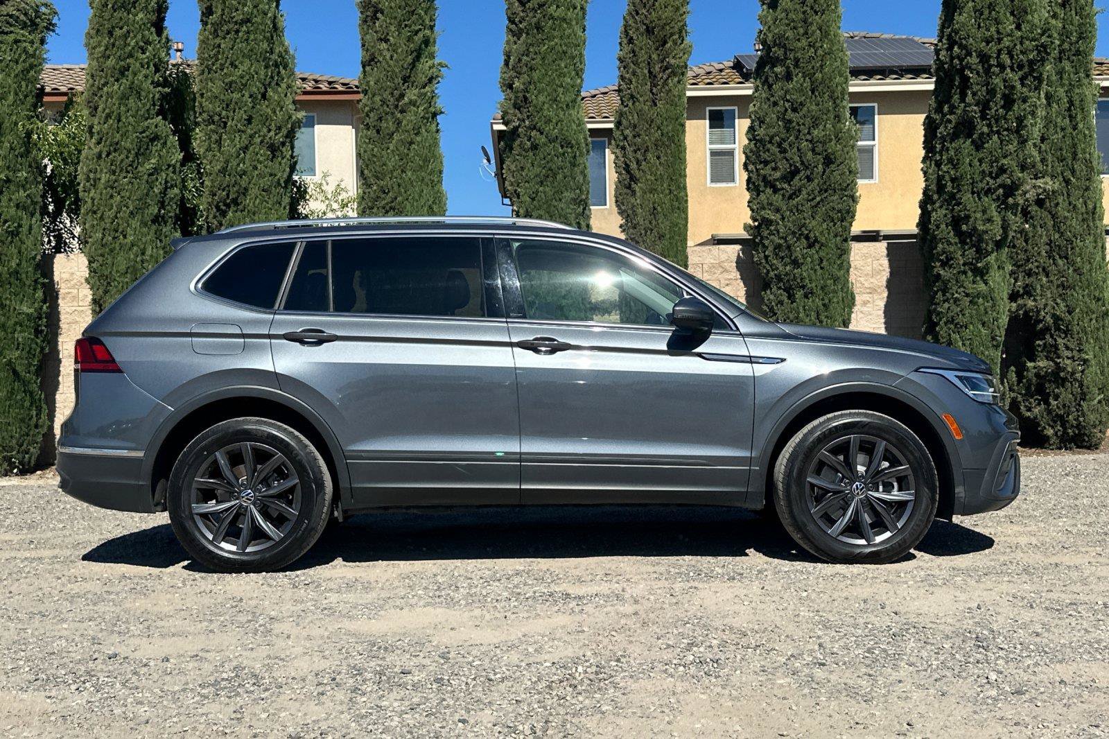Certified 2023 Volkswagen Tiguan SE FWD image 3