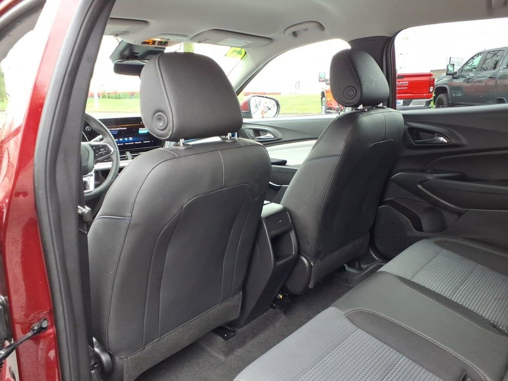 Used 2025 Chevrolet Trax LT w/ Driver Confidence Package FWD image 25