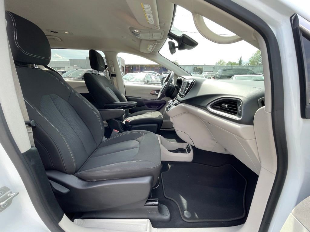 Used 2023 Chrysler Voyager LX image 24