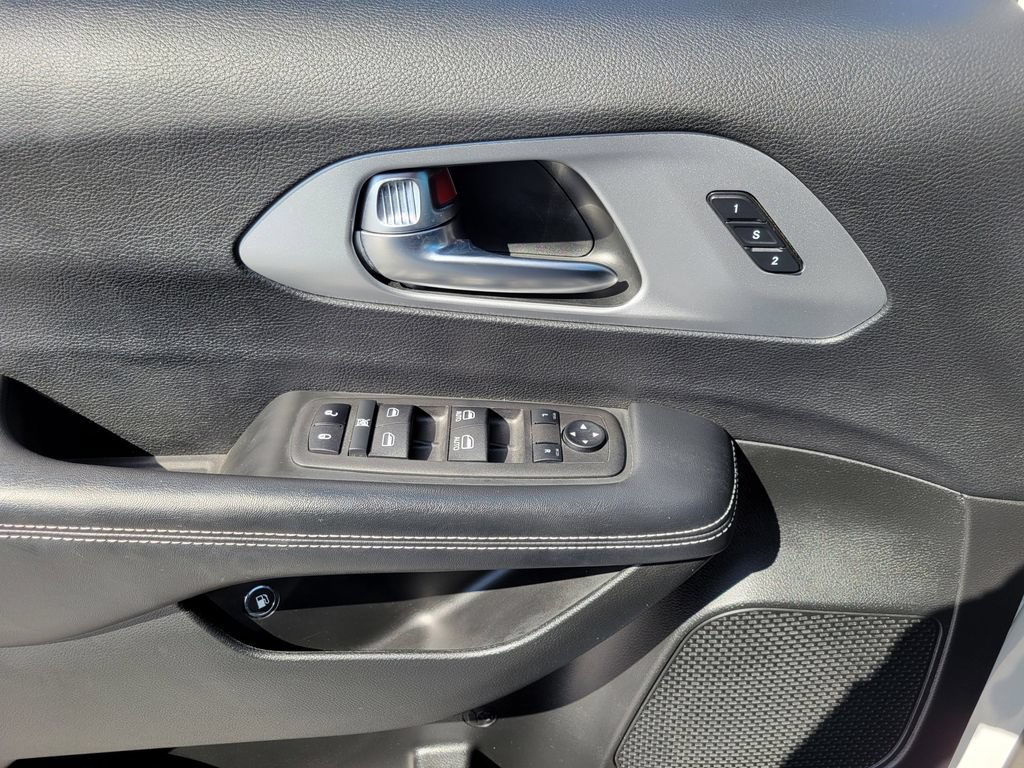 Used 2023 Chrysler Pacifica Touring-L w/ S Appearance Package FWD image 17
