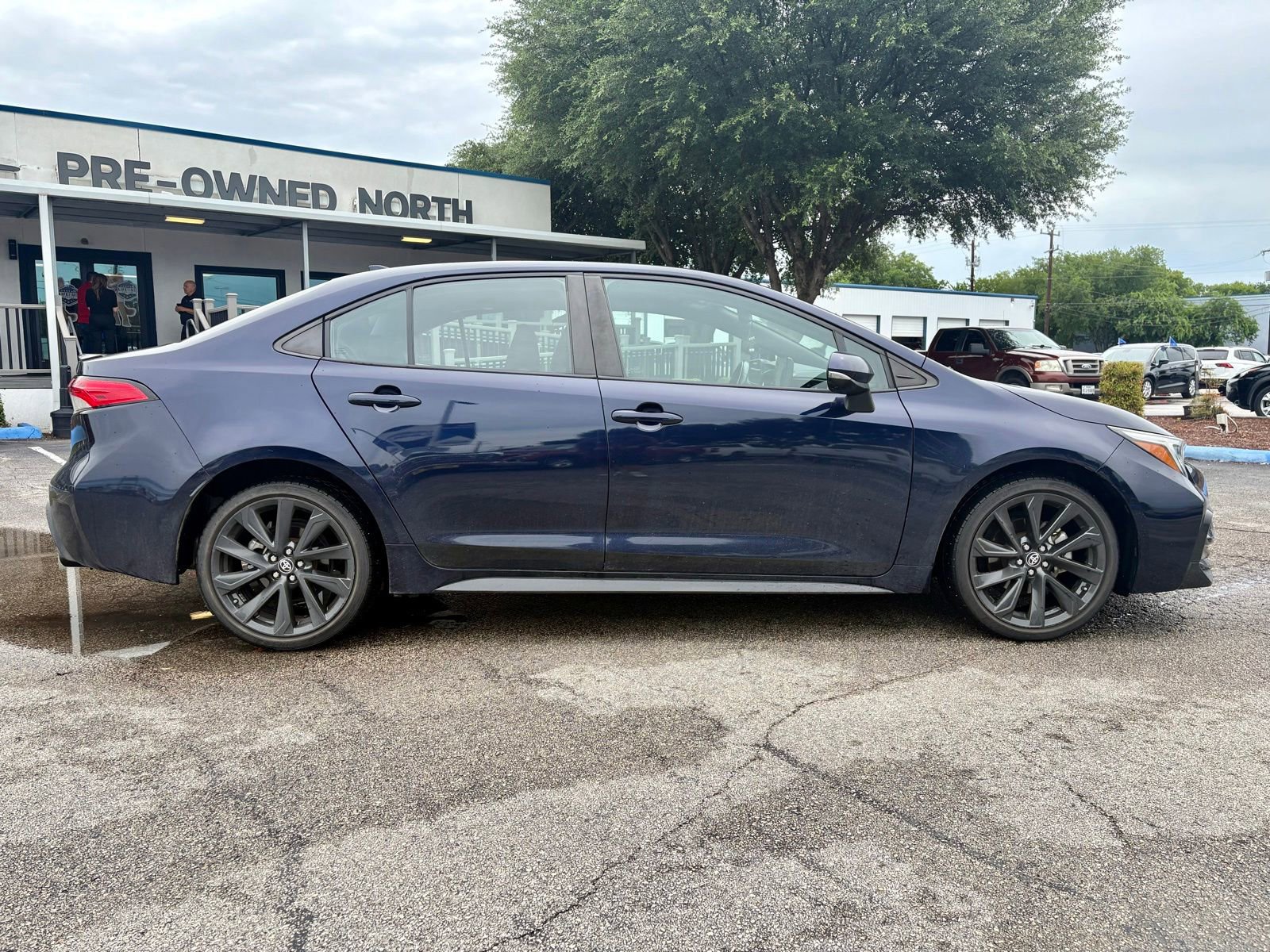 Used 2023 Toyota Corolla SE FWD image 2