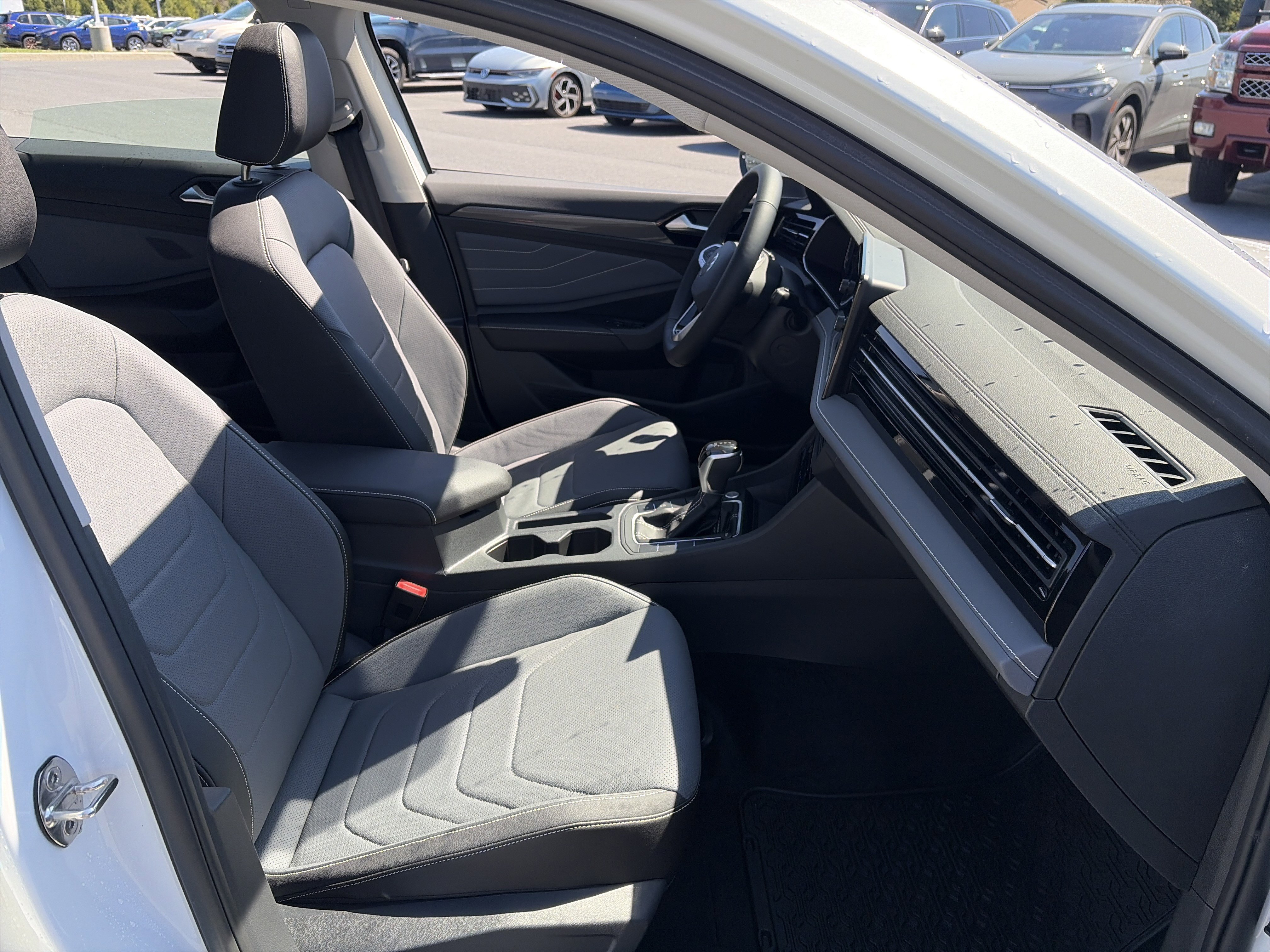 Used 2025 Volkswagen Jetta SEL image 30