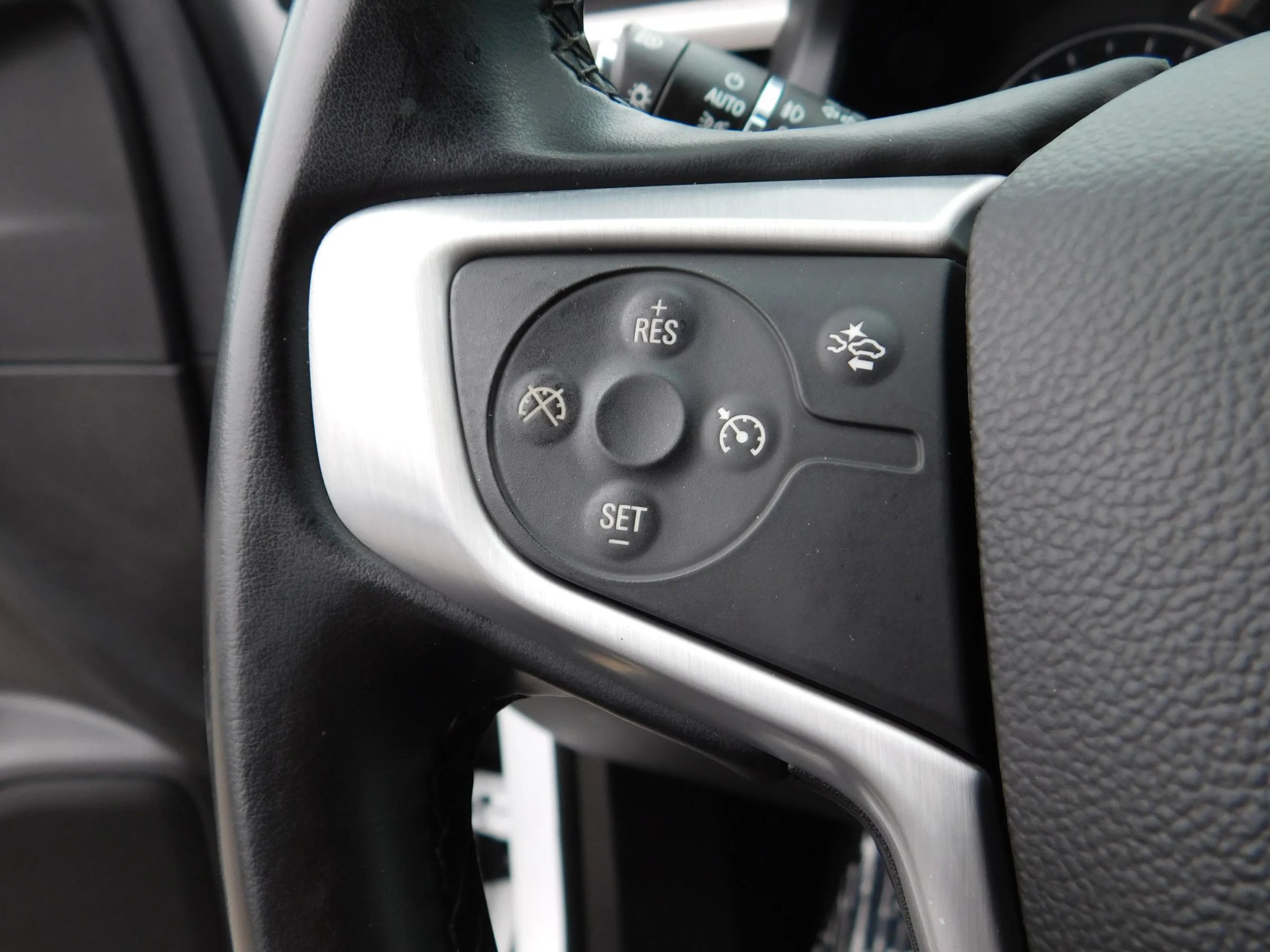 Used 2023 GMC Acadia SLT FWD image 24