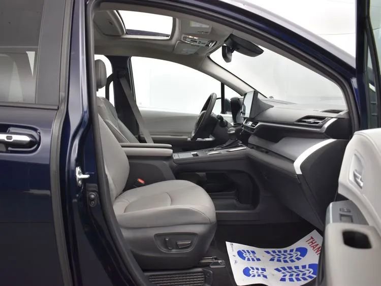 Used 2025 Toyota Sienna XLE image 17